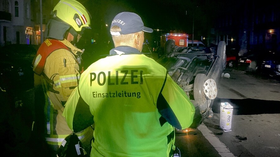 Absprachen zwischen Berliner Feuerwehr und Polizei Berlin an der Einsatzstelle