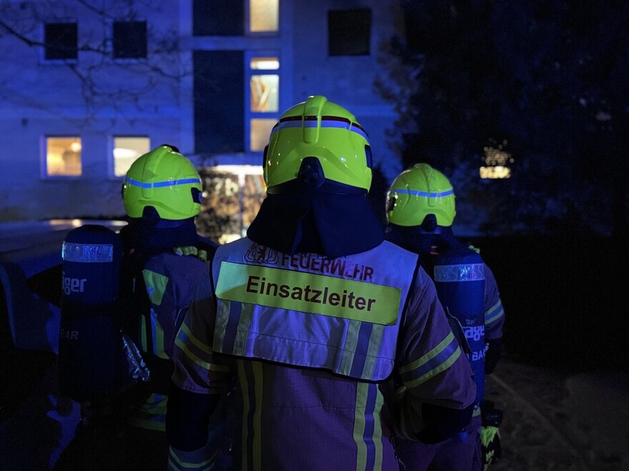 Einsatzkräfte vor der Einsatzstelle