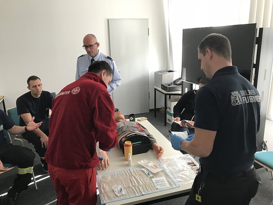 Demonstrieren der Maßnahmen unter Aufsicht der Oberärzte des Ärztlichen Leiter Rettungsdienst