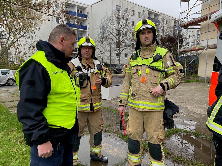 Einsatzleitung der Feuerwehr und Polizei