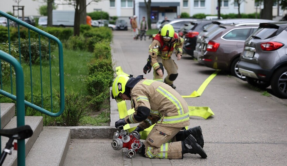 Einsatzkräfte bereiten den Löschangriff vor
