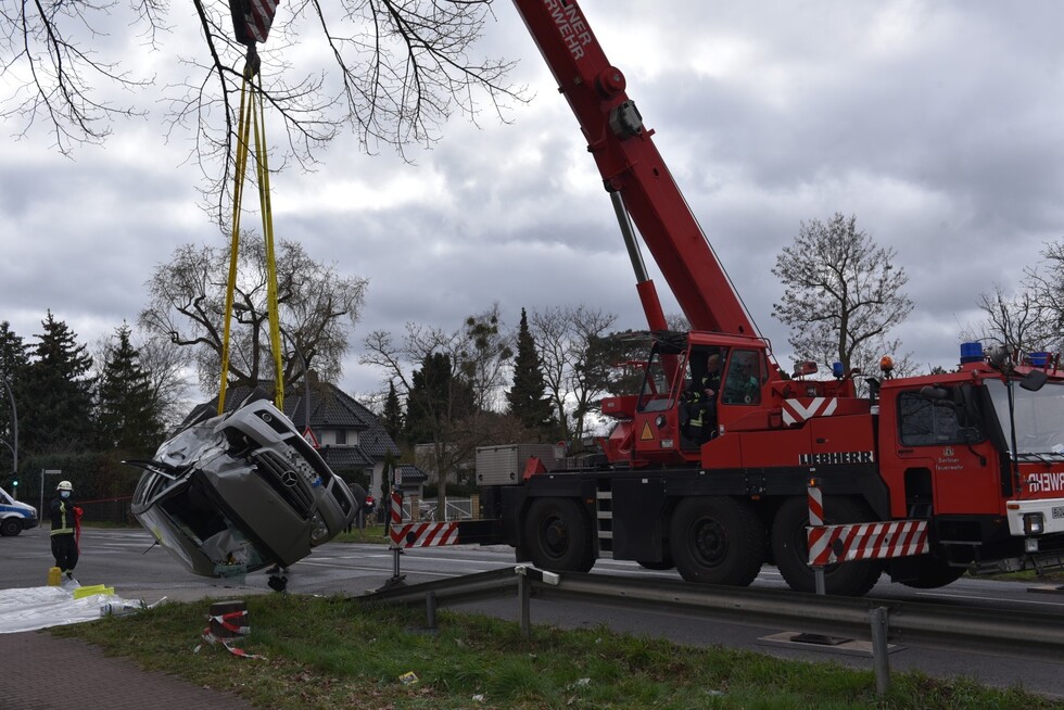 Pkw wird mit dem Kranwagen des TD geborgen