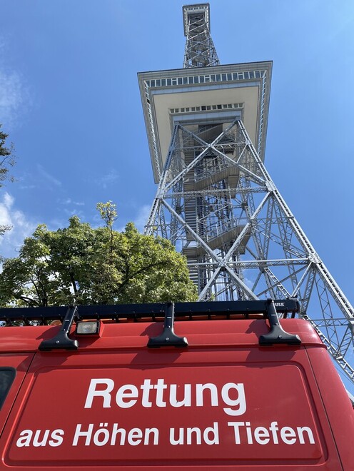 Fahrzeug vor dem Funkturm