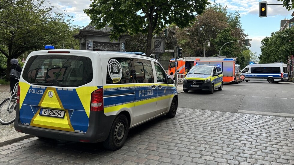 Einsatzfahrzeuge vor der Einsatzstelle