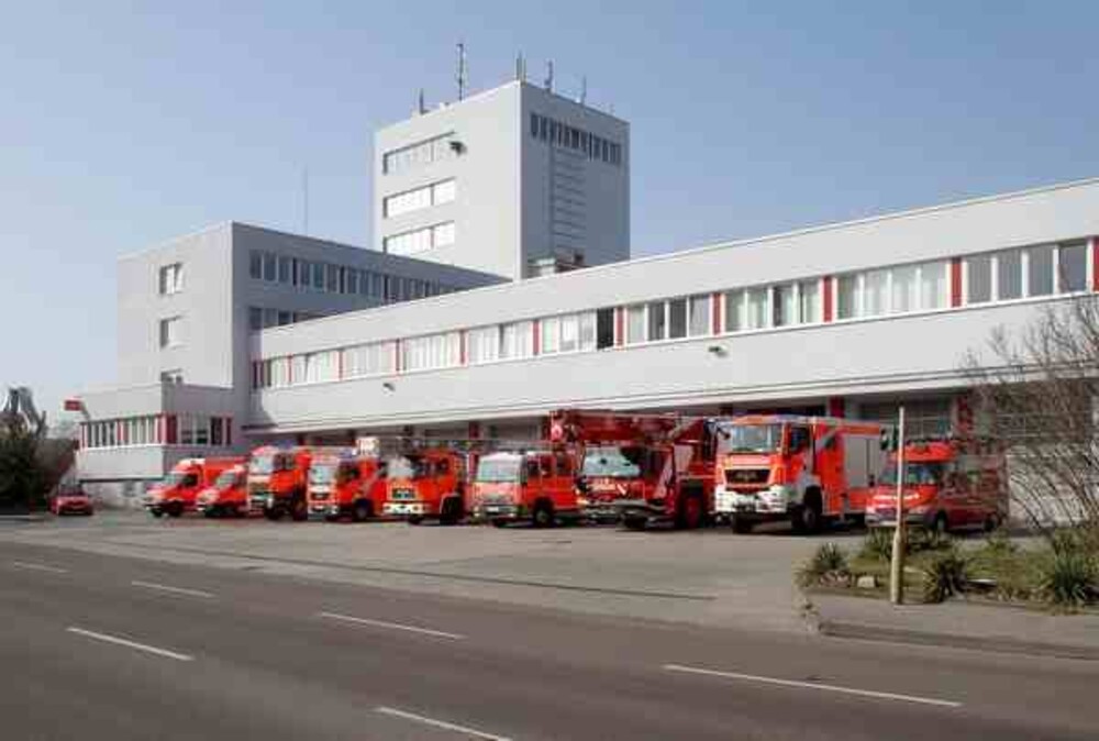 Wachgebäude mit Fahrzeugen