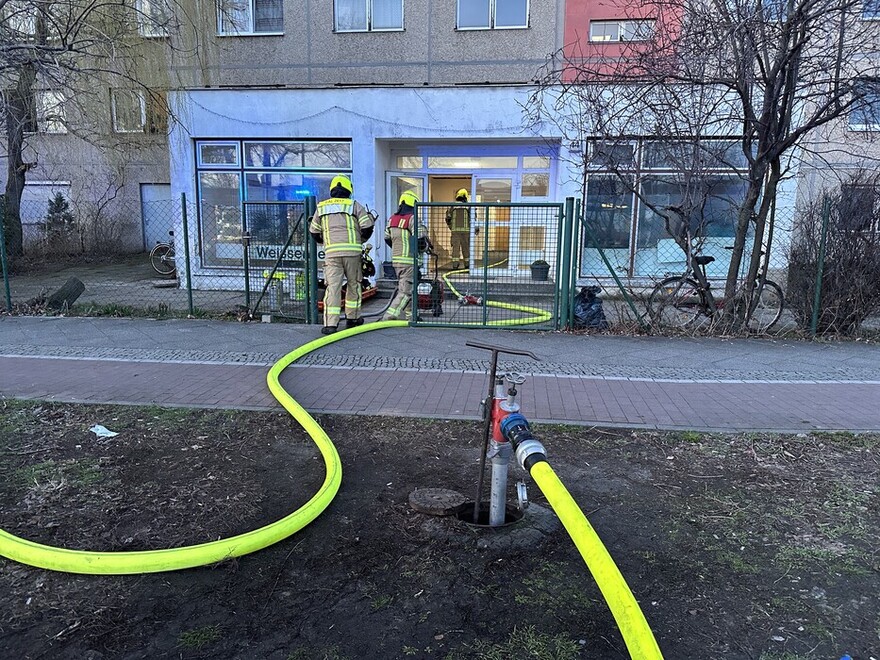 Einsatzkräfte vor dem Zugang zum Einsatzobjekt