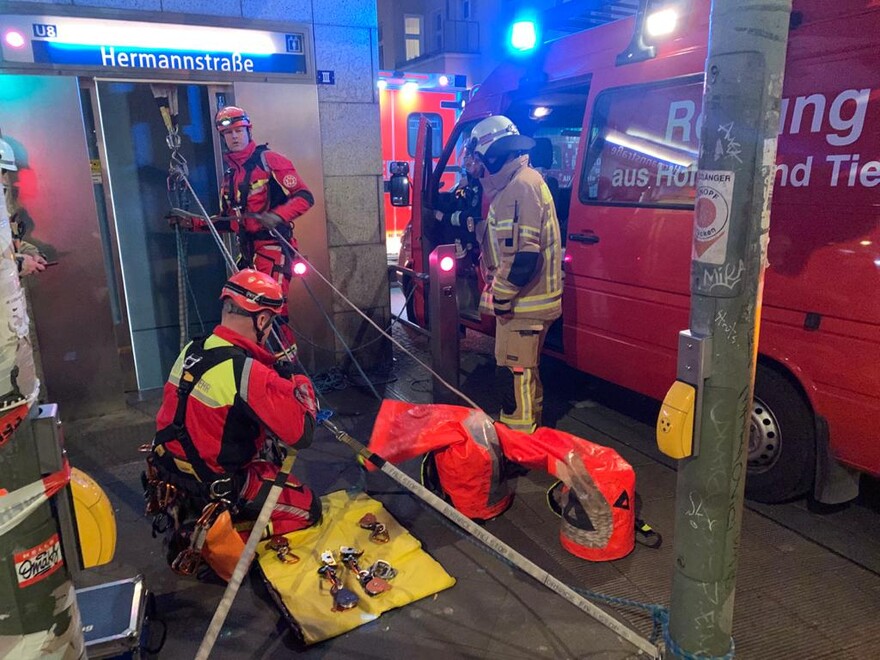 Der Höhenrettungsdienst der Berliner Feuerwehr bereitet das Aufseilen der Personen vor.