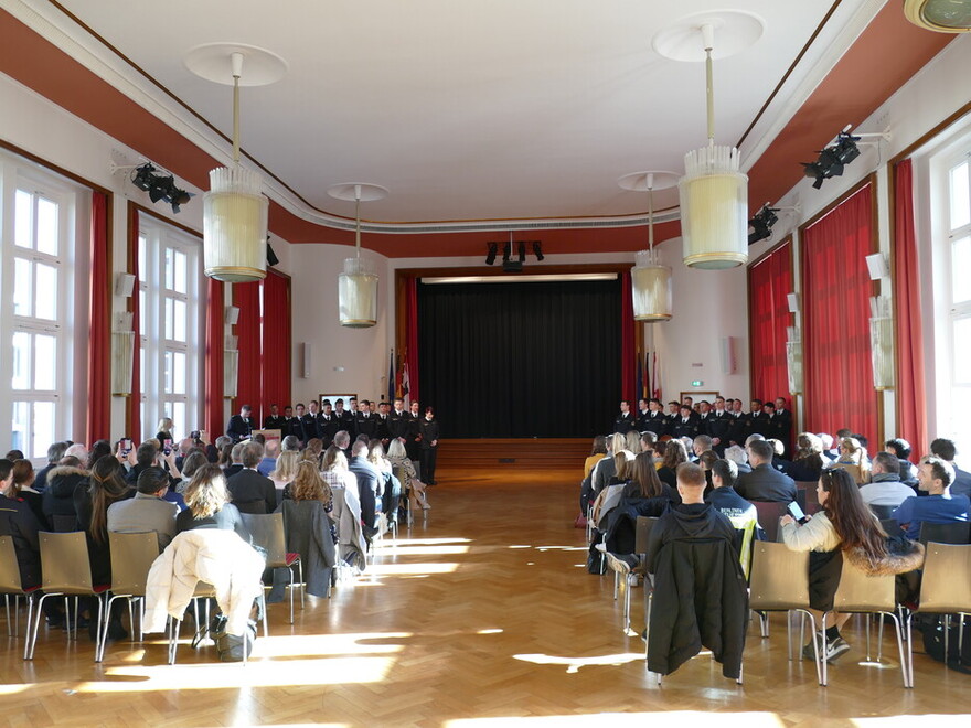 Ernennungen und Beförderungen im großen Saal.