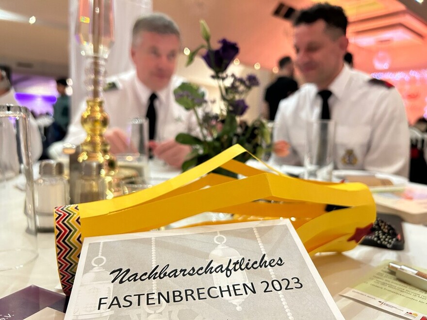 Tischkarte beim Fastenbrechen