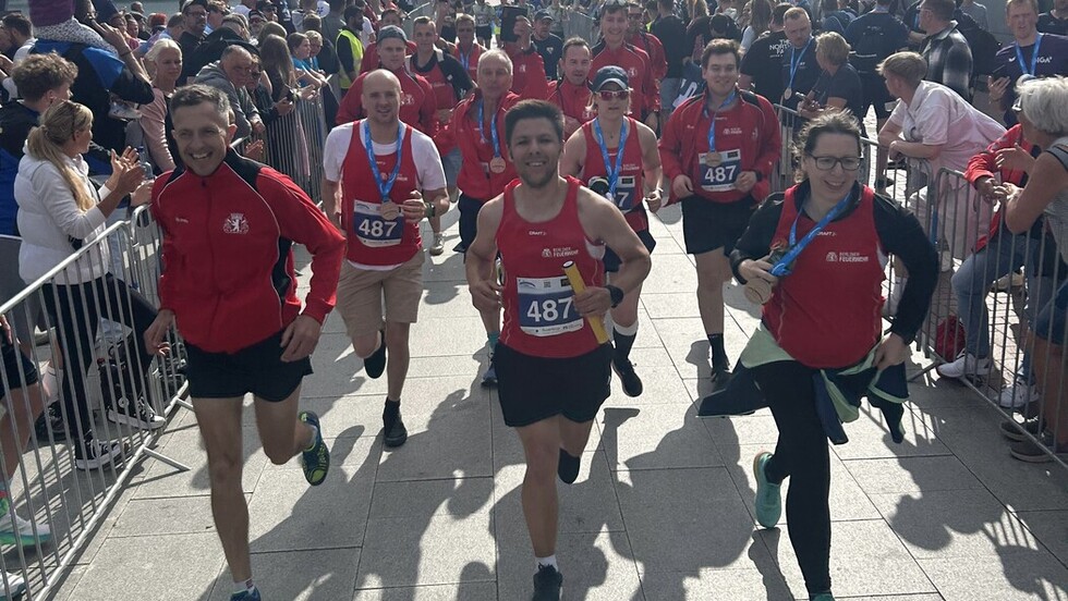 Zieleinlauf Staffel 2 mit Begleitung
