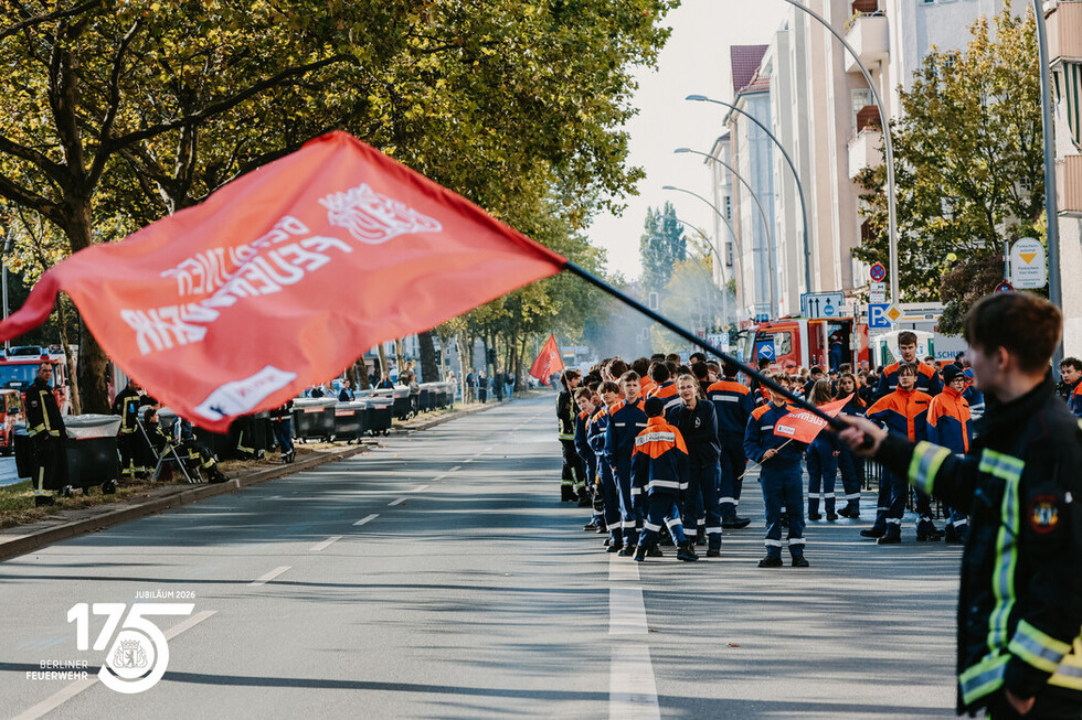 Auch abseits der eigenen Teilnahme war die Berliner Feuerwehr an verschiedenen Streckenabschnitten präsent. Kolleginnen und Kollegen, Familienangehörige sowie weitere Unterstützende feuerten die Feuerwehrläuferinnen und -läufer mit Fahnen der Berliner Feuerwehr an und sorgten für zusätzliche Motivation.