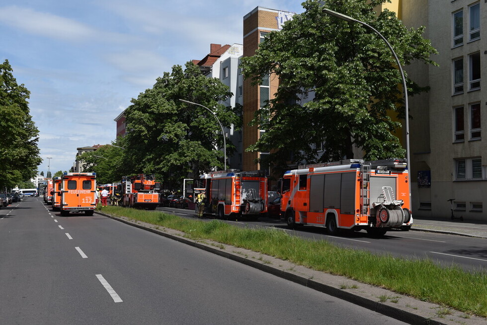 Fahrzeuge vor dem Gebäude