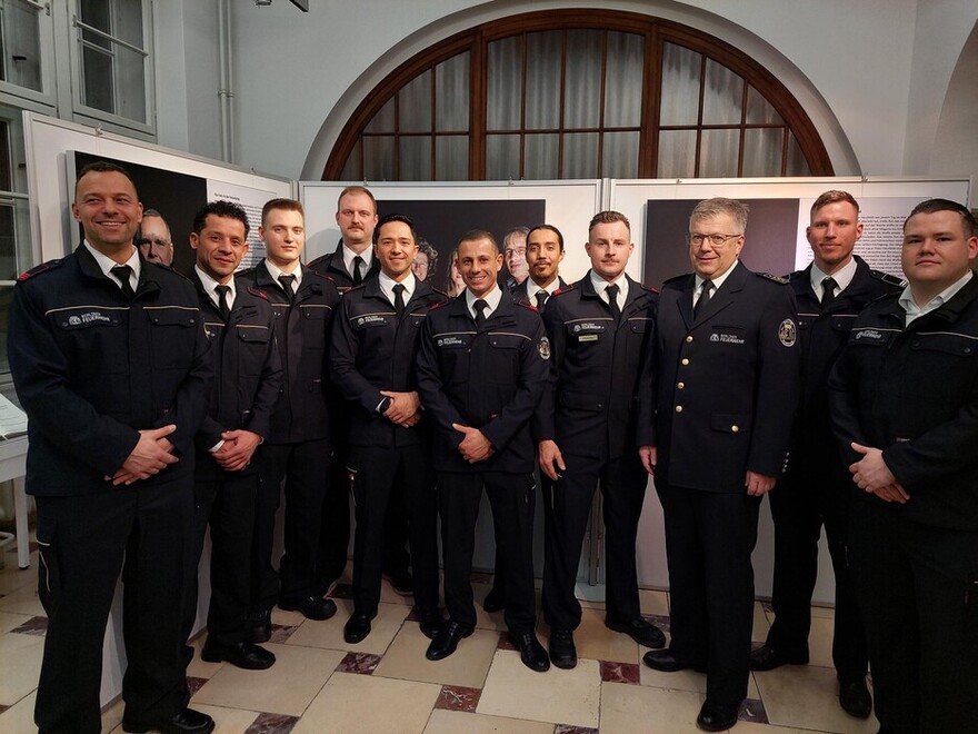 Gruppenfoto mit Landesbranddirektor Dr. Karsten Homrighausen und den Kiezbeauftragten der Berliner Feuerwehr.