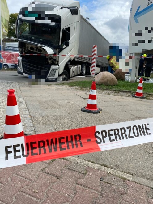 Haselhorst: LKW hängt mit dem linken Vorderrad in abgesackter Zufahrt.