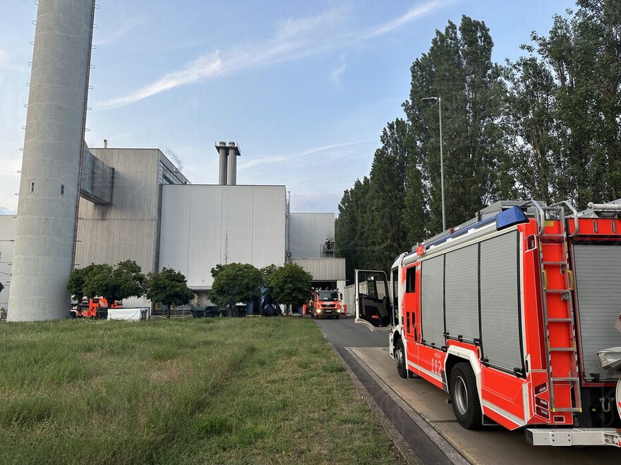 Einsatzfahrzeuge vor dem Heizkraftwerk 