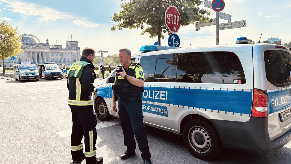 Abstimmung zwischen den Einsatzkräften.