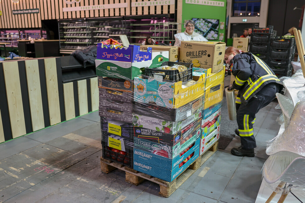 Die eingesammelten Lebensmittel werden verpackt.