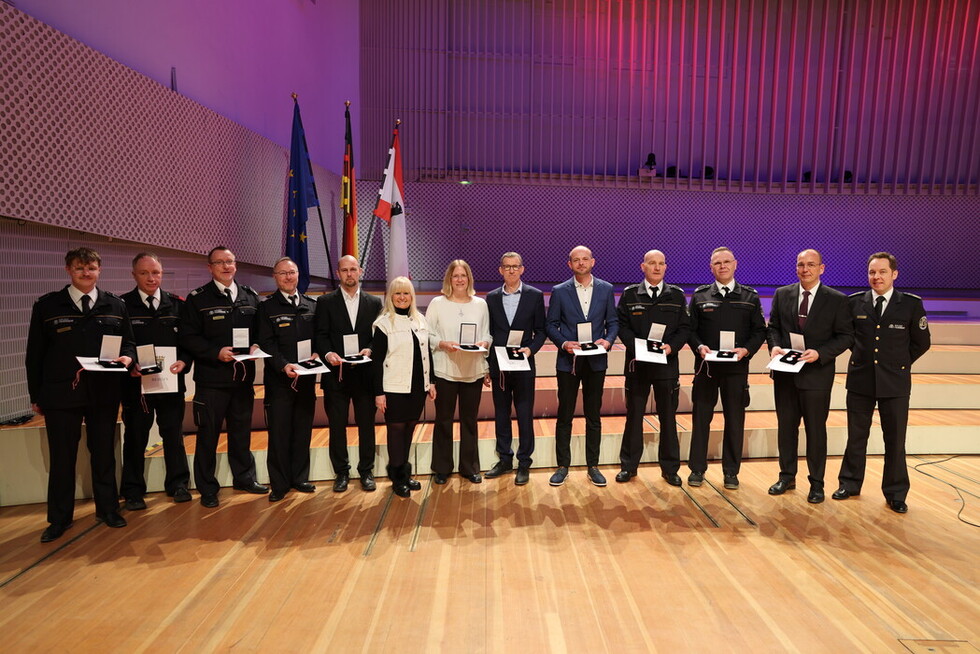 Geehrte Kräfte der Berliner Feuerwehr.