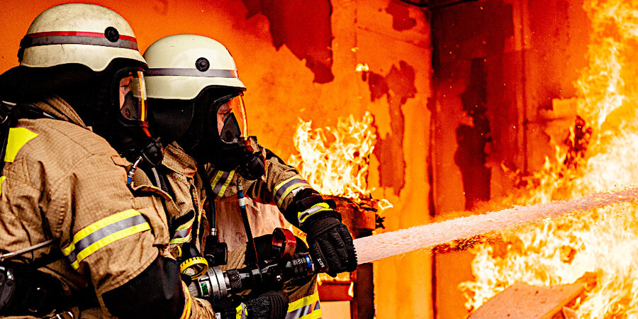 Zwei Feuerwehrleute bei der Brandbekämpfung