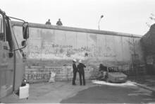 Wrack eines Pkw an der Berliner Mauer