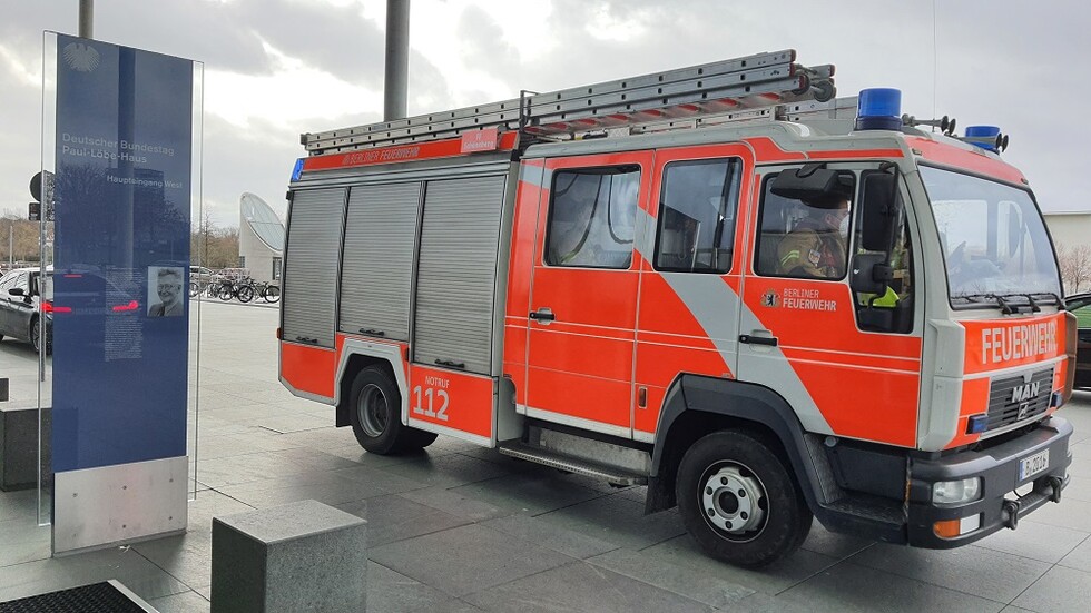 LHF der Freiwilligen Feuerwehr Schöneberg vor dem Bundestagsgebäude