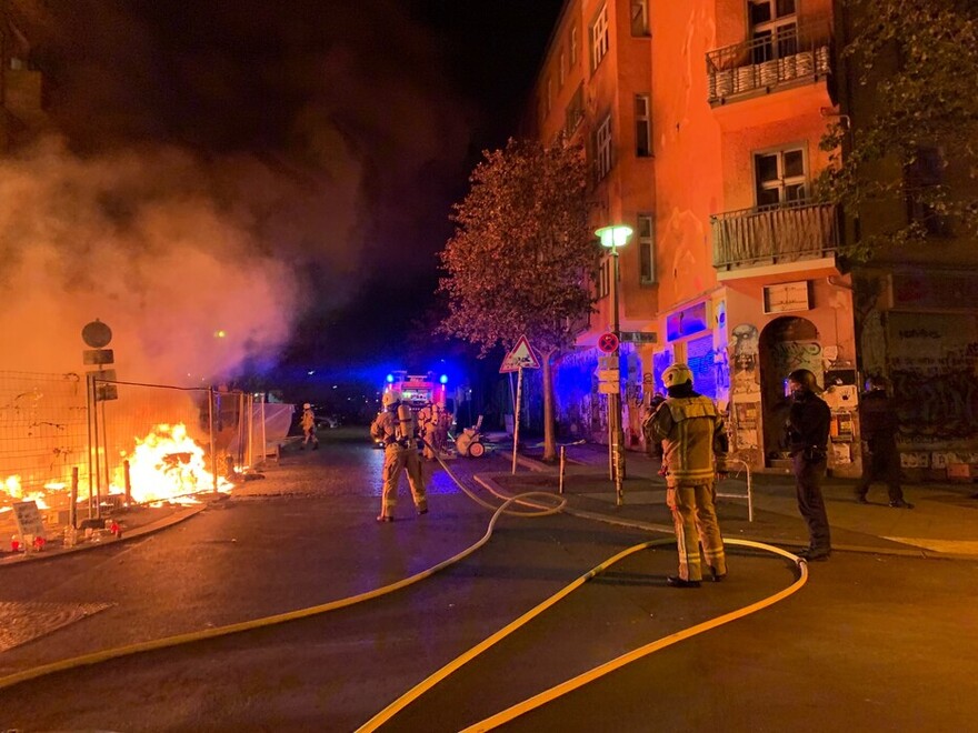 Brand von Gerümpel vor dem Haus