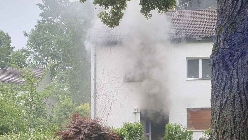 Dichter Brandrauch quillt aus dem Gebäude