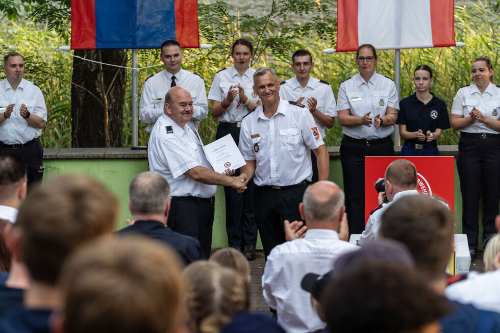 Der stellvertretende Landesverbandsvorsitzende des Landesfeuerverbandes Berlin, Frank Scholz, erhält eine Urkunde.