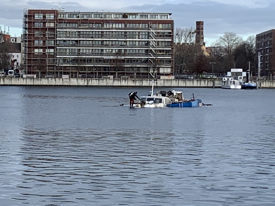 Kontrolle der Boote durch die Taucher der Berliner Feuerwehr