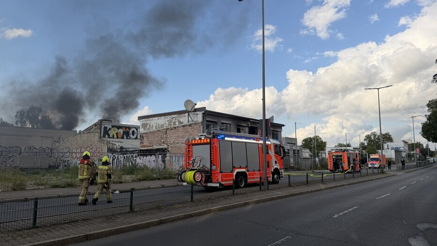 Rauchentwicklung und LHF am Einsatzbeginn