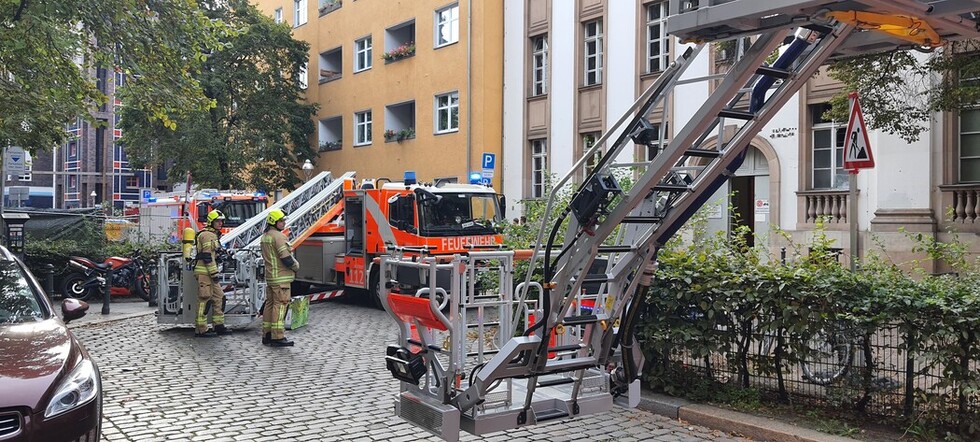 Drehleitern und Trupp in Bereitschaft vor der Schule