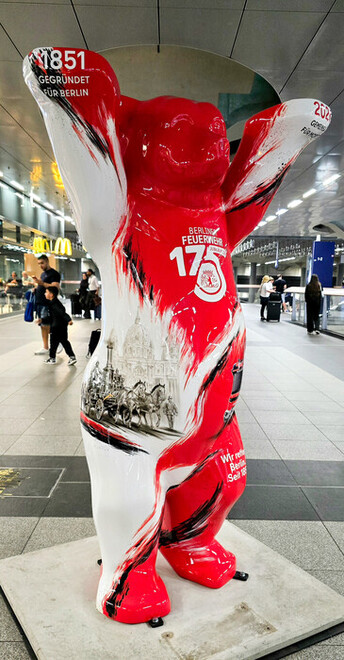 Der Buddy Bär wurde vom Künstler Stefan Weißenfeld (Streetgrafix) gestaltet.