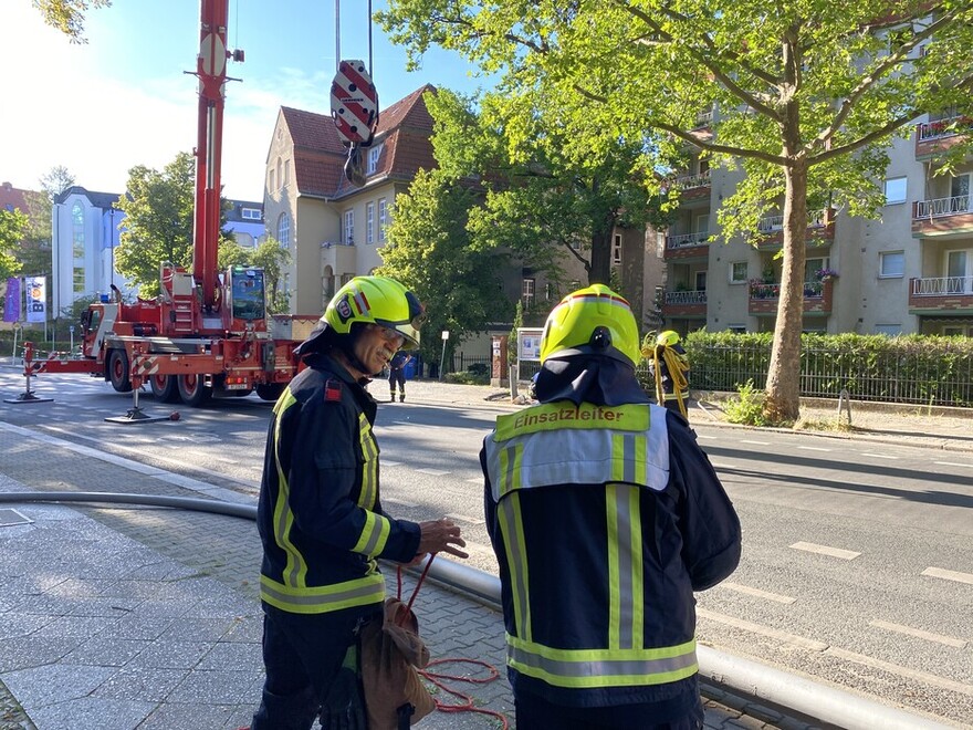 Einsatzleiter mit einem Kollegen vom Technischen Dienst