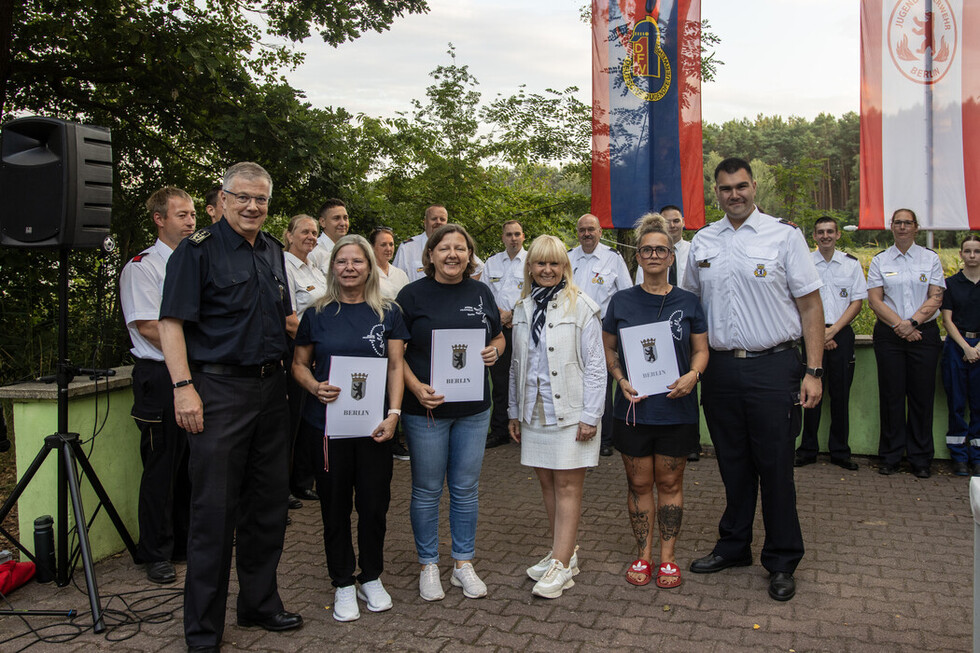Gruppenfoto mit Mitgliedern der Berliner Jugendfeuerwehr sowie der Senatorin für Inneres und Sport Iris Spranger, dem Landesbranddirektor Prof. Dr. Karsten Homrighausen und dem Landesbeauftragten der Freiwilligen Feuerwehr Berlin Mathias Grabner.