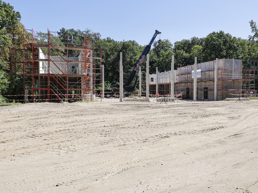 Blick über die Baustelle mit ersten Rohbauelementen des neuen Wachgebäudes der FF Wilhelmshagen.
