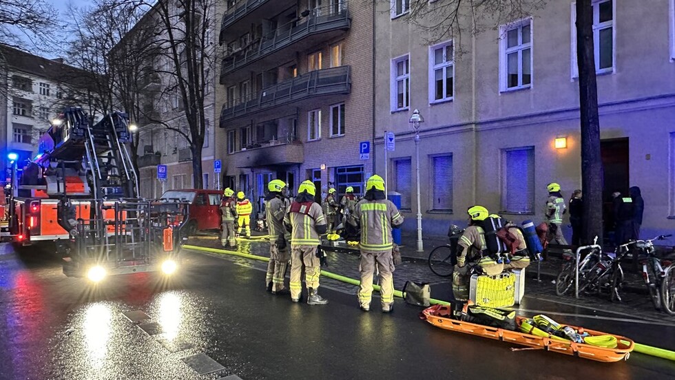 Einsatzkräfte vor dem Brandgebäude