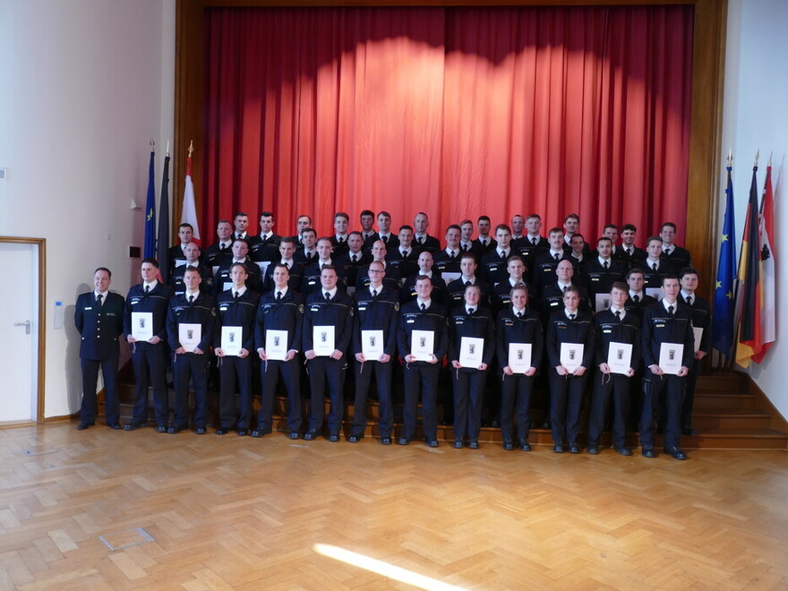 Gruppenbild der ernannten Brandmeisterinnen auf Probe und Brandmeister auf Probe