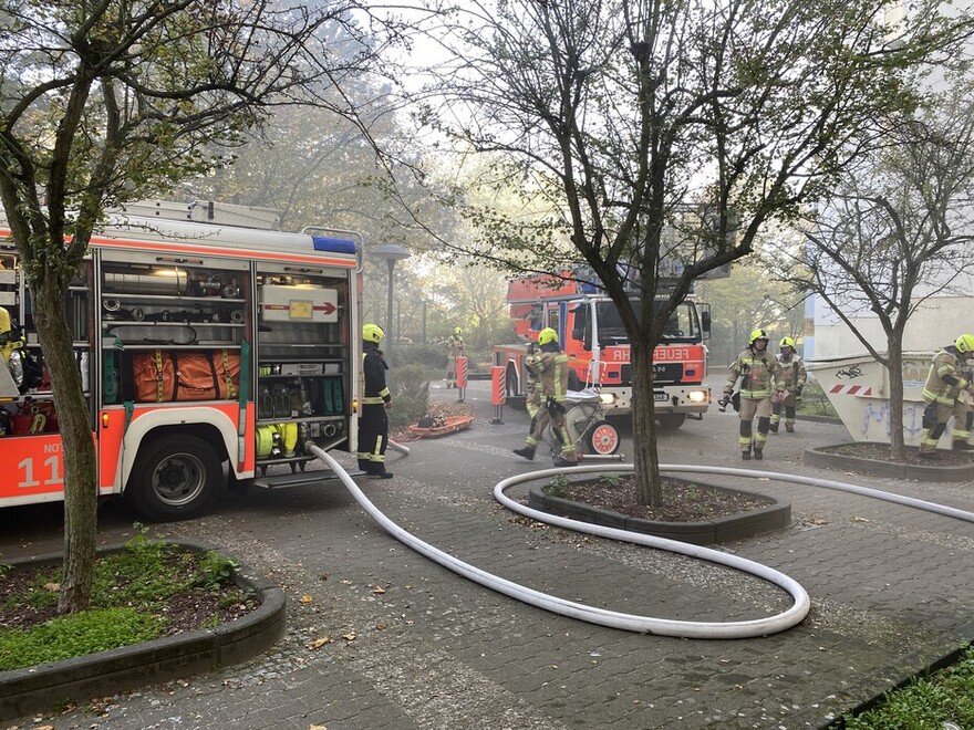 Wasserführendes LHF und DLK in Anleiterbereitschaft