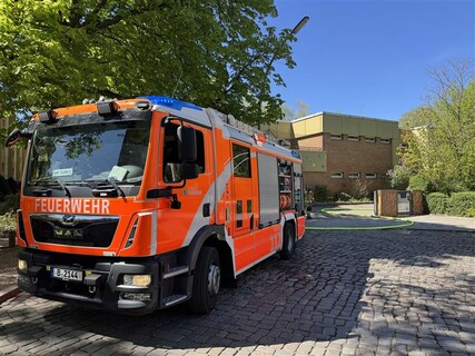 Löschfahrzeug vor dem Brandobjekt