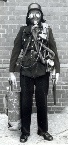 Feuerwehrmann mit Helm und Schutzmaske