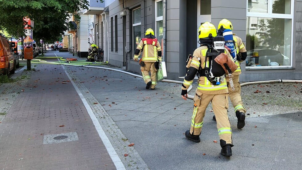 Atemschutztrupp auf dem Weg zur Brandbekämpfung