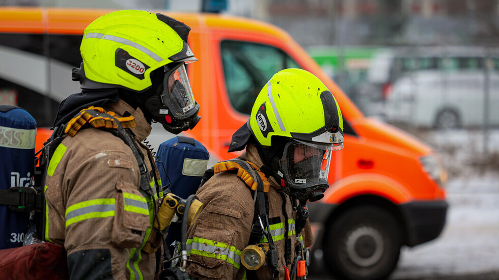 Zwei Feuerwehrmänner nach dem Löscheinsatz