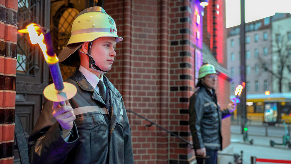 Ehrengarde vor dem Rathaus Lichtenberg