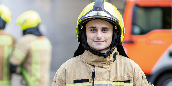 Feuerwehrmann in Schutzkleidung mit Helm