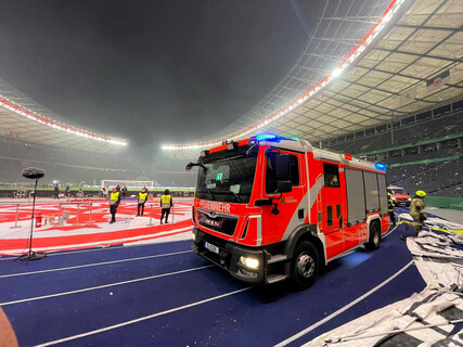 LHF an der Einsatzstelle am Spielfeldrand im Olympiastadion