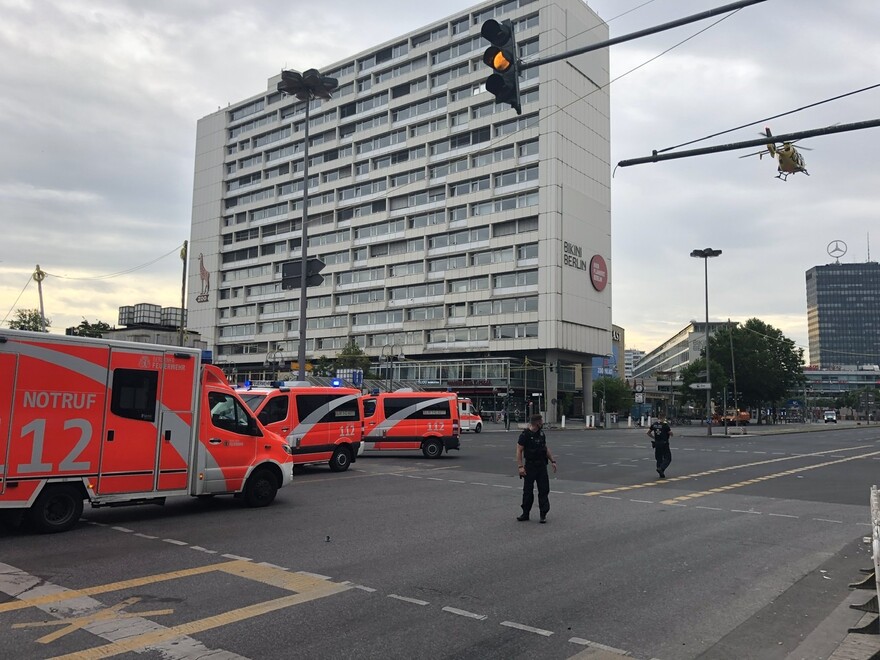 Der erste Rettungshubschrauber im Anflug