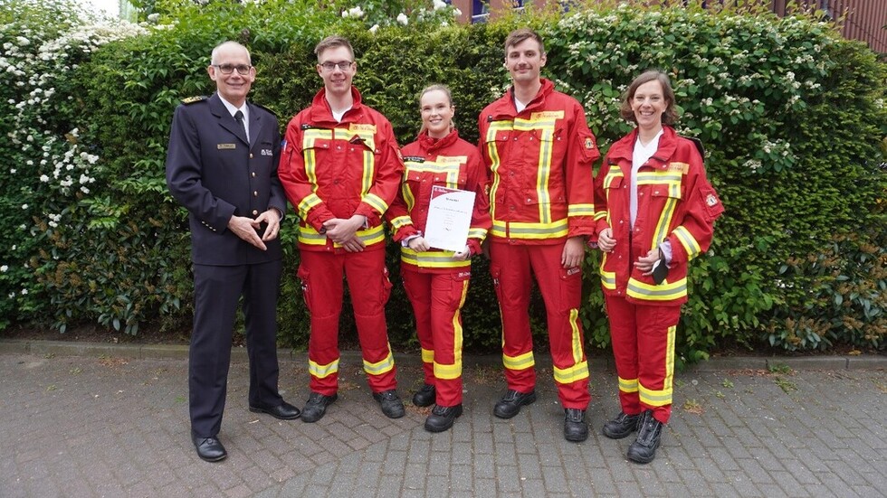 Übergabe der Urkunde durch die Ärztliche Leitung Rettungsdienst an Team 3