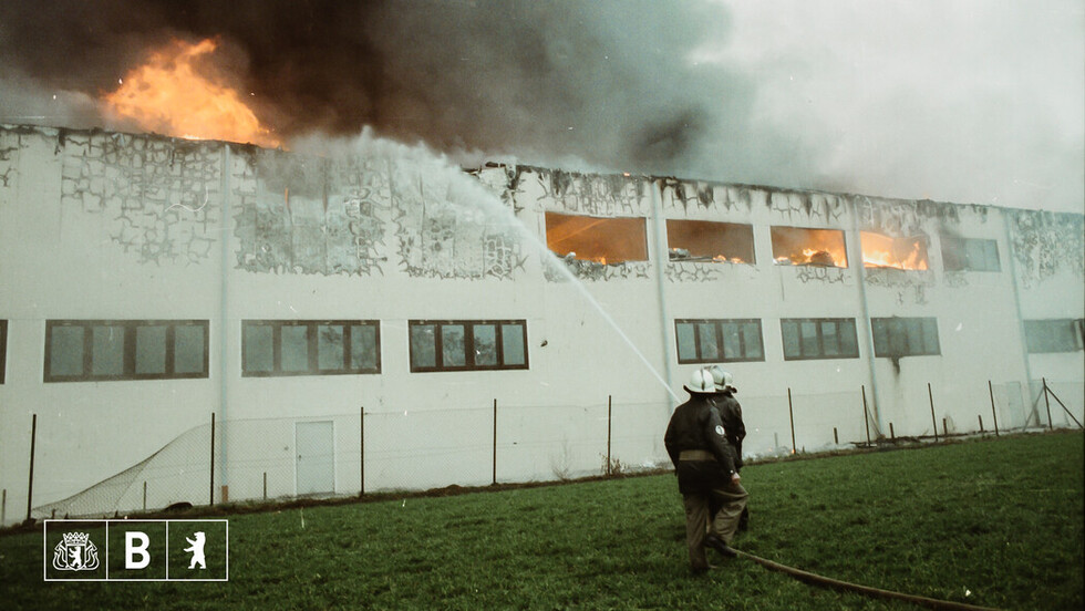 Brandbekämpfung der Lagerhalle.