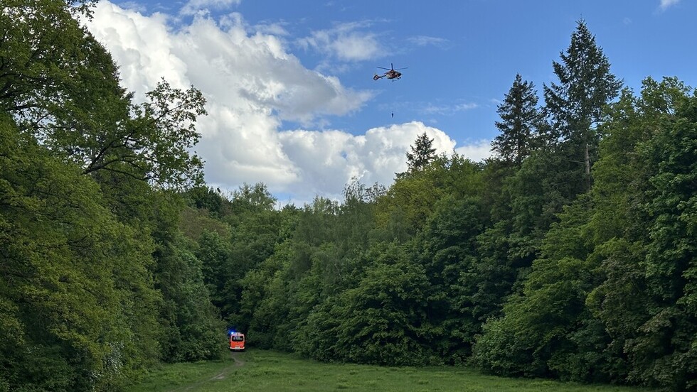 Notarzt seilt sich vom Rettungshubschrauber zum Verletzten ab