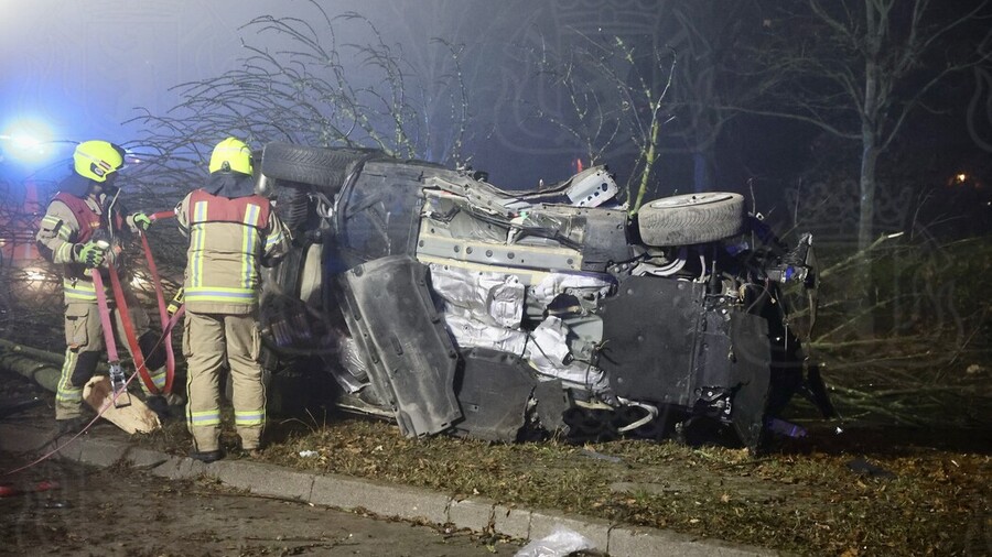 Einsatzkräfte am verunfallten Pkw